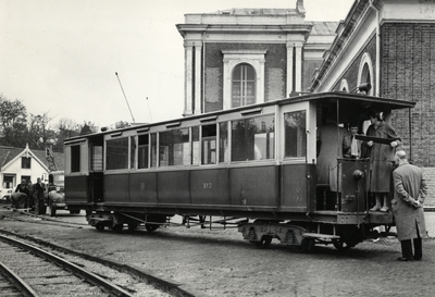 500327 Afbeelding van de aankomst van het tramrijtuig BY2 van de N.Z.H. bij het Spoorwegmuseum (Maliebaanstation) te Utrecht.